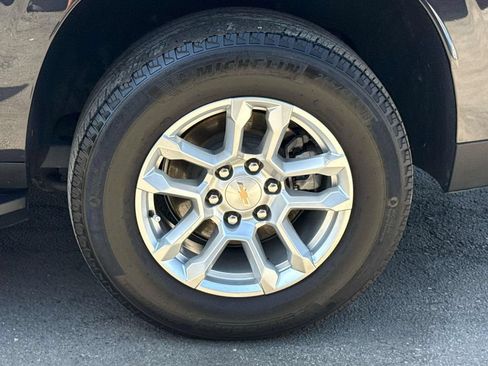 Used 2025 Chevrolet Suburban LT AWD/4WD image 30