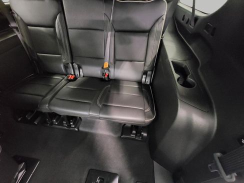 Used 2024 Chevrolet Suburban Premier image 25