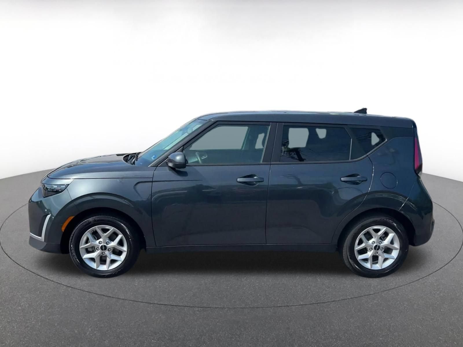Used 2025 Kia Soul LX w/ LX Technology Package FWD image 8