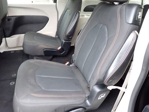 Used 2020 Chrysler Pacifica Touring image 18