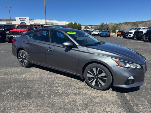 Used 2019 Nissan Altima 2.5 SV image 1