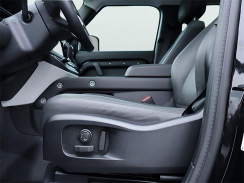 Used 2025 Land Rover Defender 110 X-Dynamic SE image 39