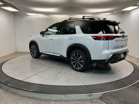 New 2026 Nissan Pathfinder Platinum image 3