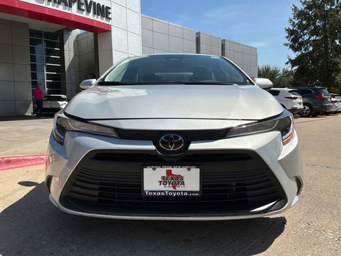 Used 2025 Toyota Corolla LE FWD image 3