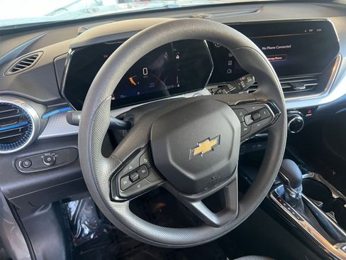 Used 2025 Chevrolet Trax LT FWD image 28