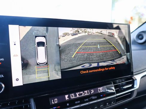 Used 2025 Toyota Sienna Platinum image 27