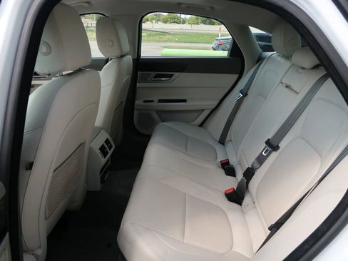 Used 2017 Jaguar XF Prestige image 17