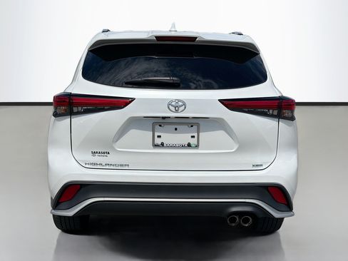 Used 2023 Toyota Highlander FWD image 4