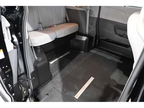 Used 2019 Toyota Sienna XLE FWD image 18