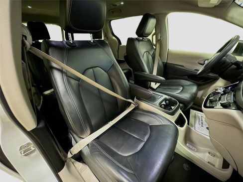 Used 2023 Chrysler Pacifica Touring-L image 28