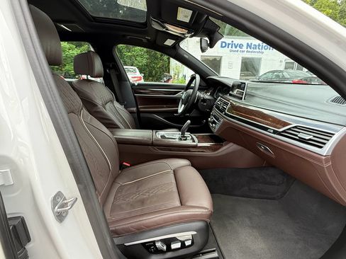 Used 2017 BMW 750i RWD image 14