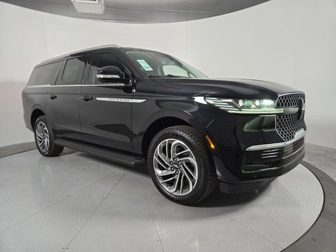 New 2026 Lincoln Navigator L Premier AWD/4WD image 2
