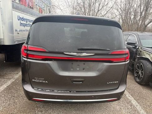 Used 2022 Chrysler Pacifica Limited w/ Uconnect Theater Family Group FWD image 6