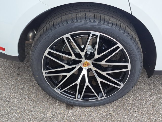 Used 2026 Porsche Macan AWD/4WD image 12