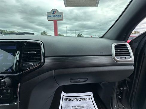 Used 2019 Jeep Grand Cherokee Altitude image 16