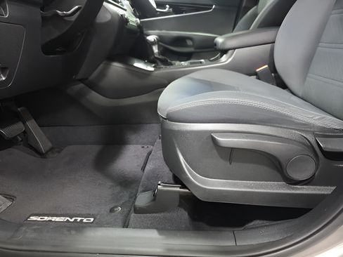 Used 2016 Kia Sorento FWD w/ LX Convenience Package image 8