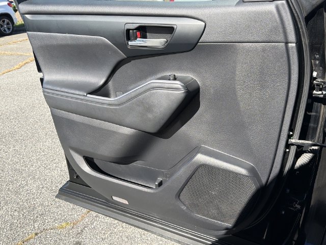 Used 2023 Toyota Highlander XLE AWD/4WD image 33