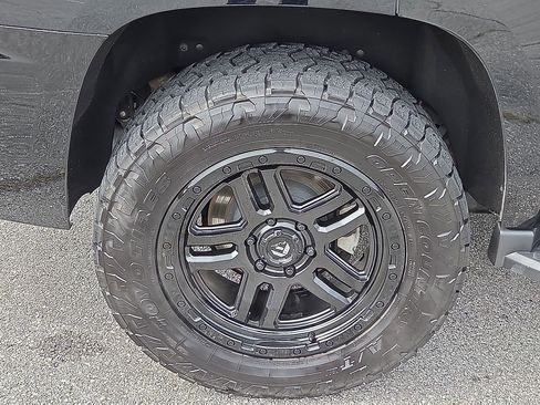 Used 2019 Chevrolet Tahoe LT w/ Luxury Package AWD/4WD image 7