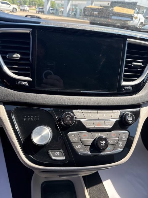 Used 2023 Chrysler Pacifica Touring-L FWD image 13