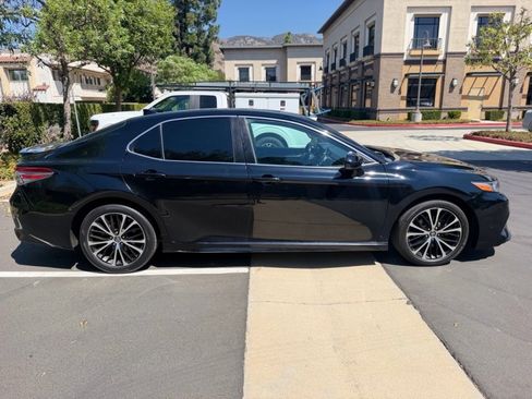 Used 2019 Toyota Camry SE FWD image 4
