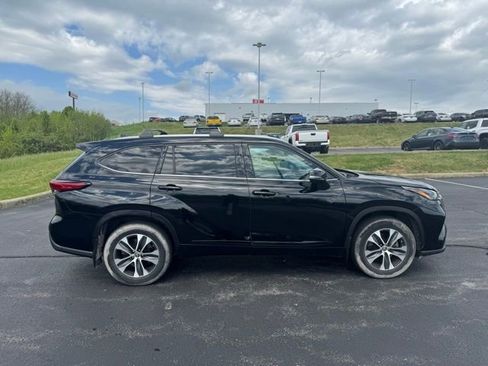 Used 2022 Toyota Highlander XLE image 2