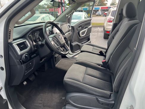 Used 2017 Nissan Titan SV image 10