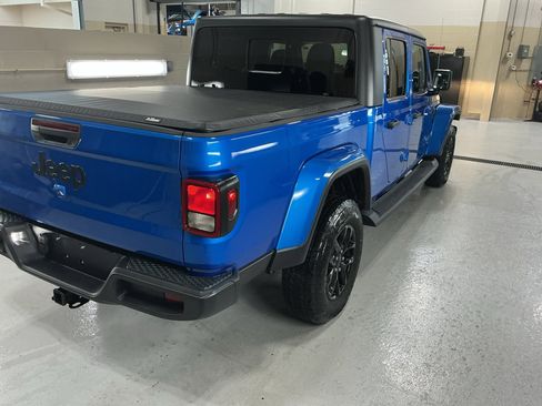 Used 2023 Jeep Gladiator Sport AWD/4WD image 4