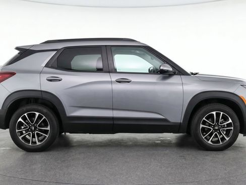 Used 2025 Chevrolet TrailBlazer LT FWD image 11