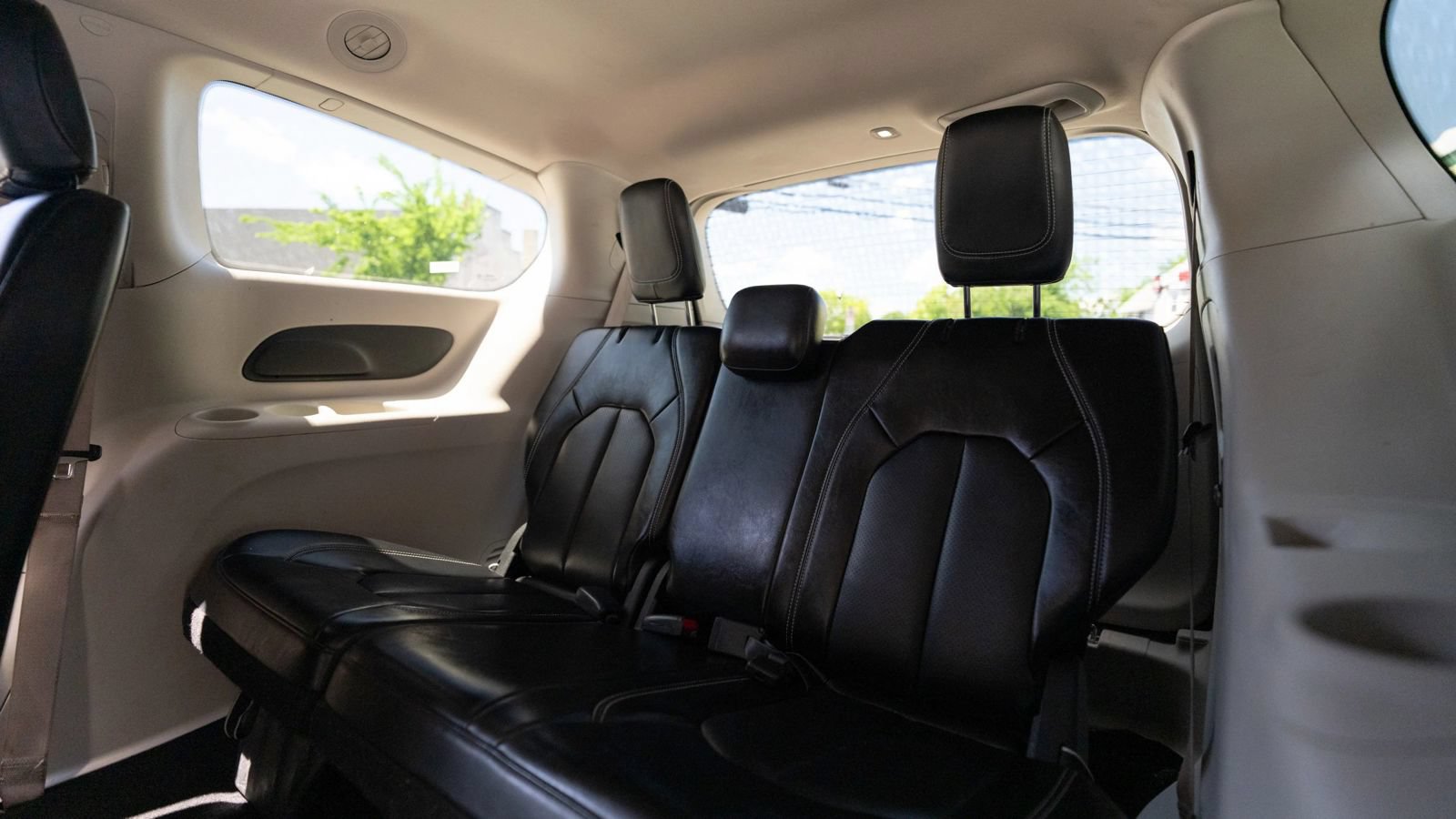 Used 2023 Chrysler Pacifica Touring-L FWD image 27