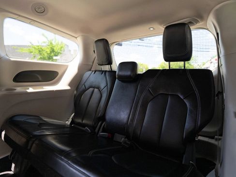 Used 2023 Chrysler Pacifica Touring-L FWD image 27