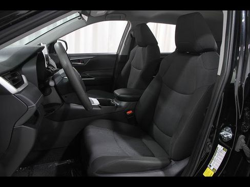 Used 2025 Toyota RAV4 XLE FWD image 5