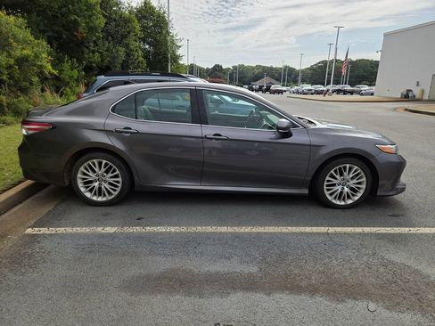 Used 2019 Toyota Camry XLE FWD image 9