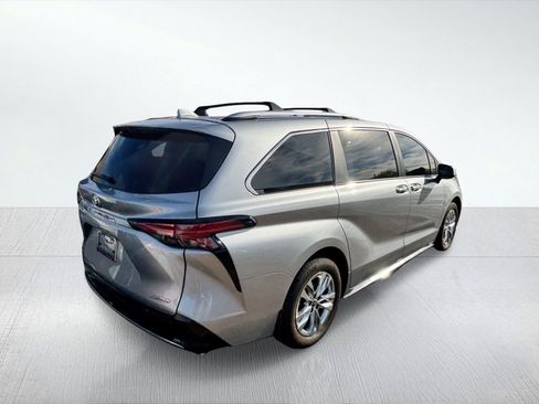 Used 2025 Toyota Sienna Limited image 4