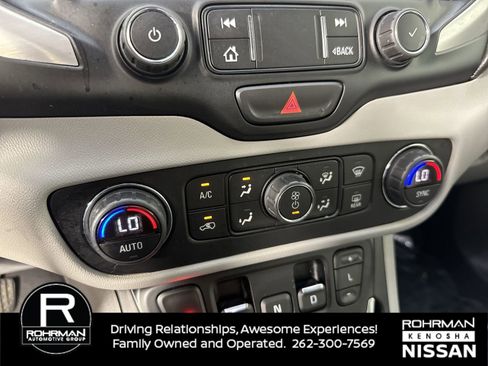 Used 2020 GMC Terrain SLT w/ Preferred Package image 10