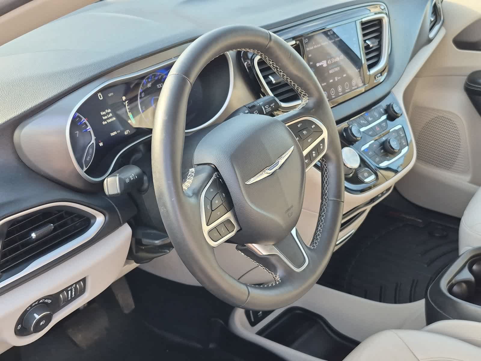 Used 2020 Chrysler Pacifica Touring-L w/ Advanced Safetytec Group FWD image 10