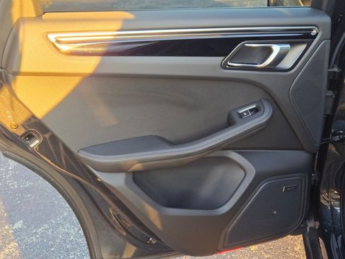 Used 2025 Porsche Macan image 30