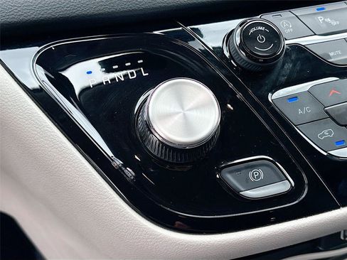 Used 2023 Chrysler Pacifica Touring-L FWD image 16