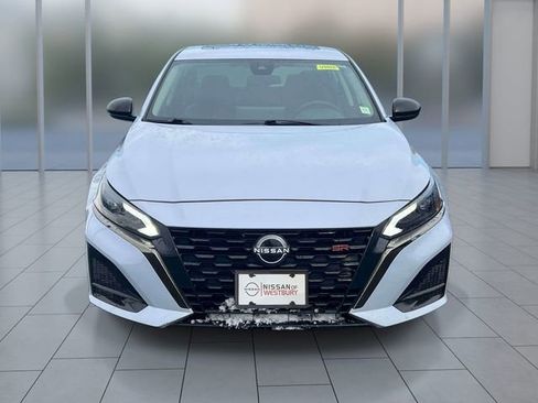 Used 2024 Nissan Altima 2.5 SR w/ SR Premium Package FWD image 2