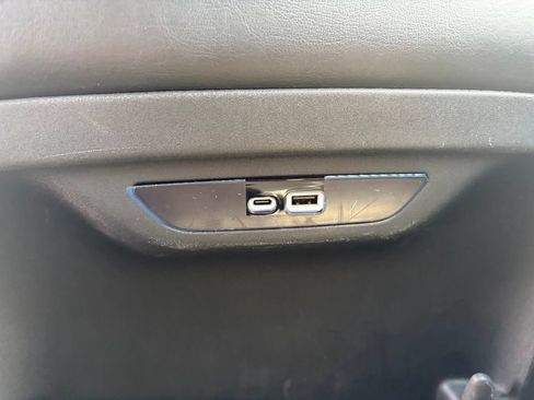 Certified 2025 Chrysler Pacifica Limited FWD image 16