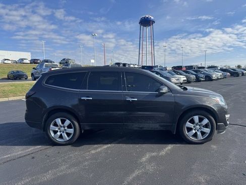 Used 2017 Chevrolet Traverse LT w/ Style and Technology Package image 2