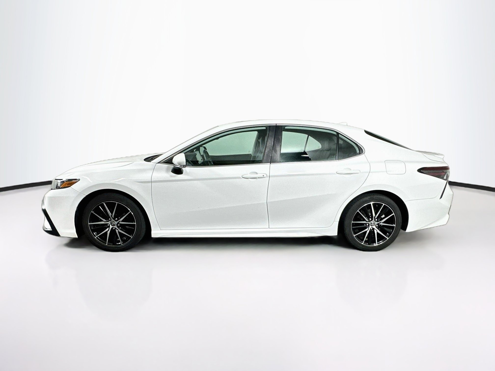Used 2022 Toyota Camry SE w/ Audio Upgrade Package FWD image 4