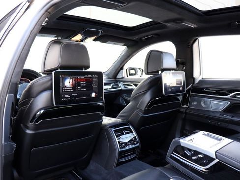 Used 2020 BMW 750i xDrive w/ Executive Package AWD/4WD image 3