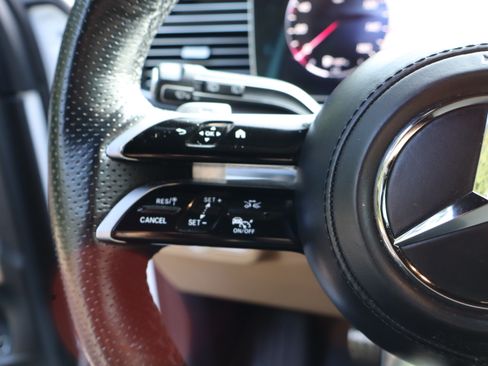 Used 2025 Mercedes-Benz GLS 580 4MATIC image 35