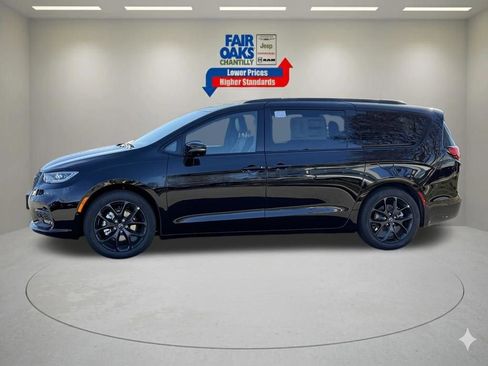New 2026 Chrysler Pacifica Limited image 10