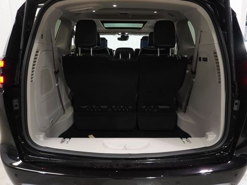 New 2023 Chrysler Pacifica Limited w/ Uconnect Theater Family Group image 32