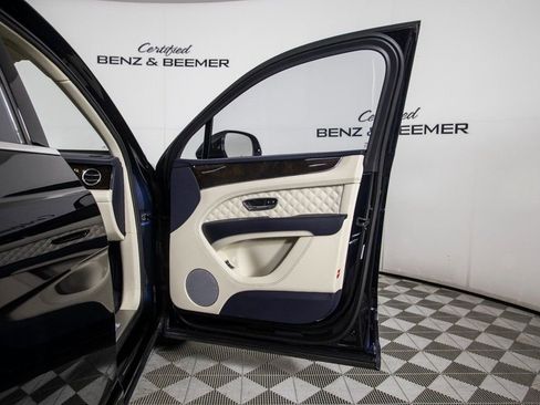 Used 2021 Bentley Bentayga image 18