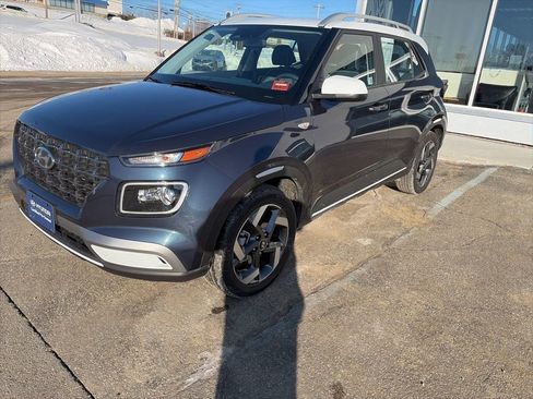 Used 2025 Hyundai Venue Limited image 3