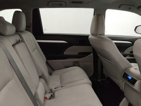 Used 2017 Toyota Highlander LE image 19