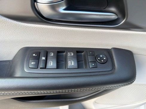 Used 2023 Chrysler Pacifica Touring-L FWD image 13