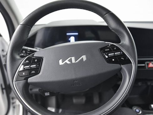 Used 2023 Kia Niro EX image 18